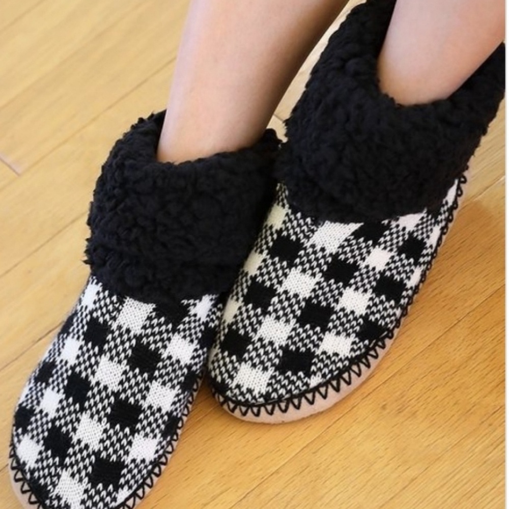 ⭐LAST PAIR!⭐ Black/white buffalo check slippers
